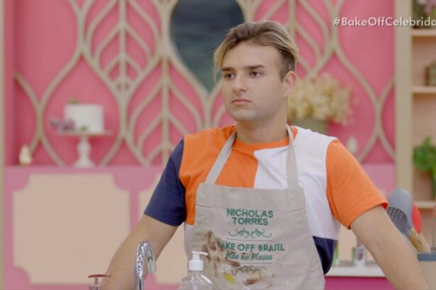 Nicholas Torres em trecho do Bake Off Celebridade. Ele azul um avental na tenda do reality