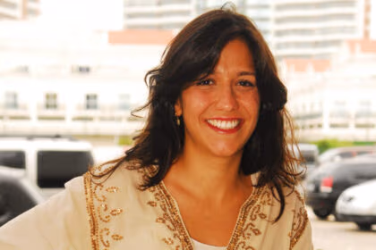 Patrícia Moretzsohn sorrindo na coletiva de imprensa de Malhação