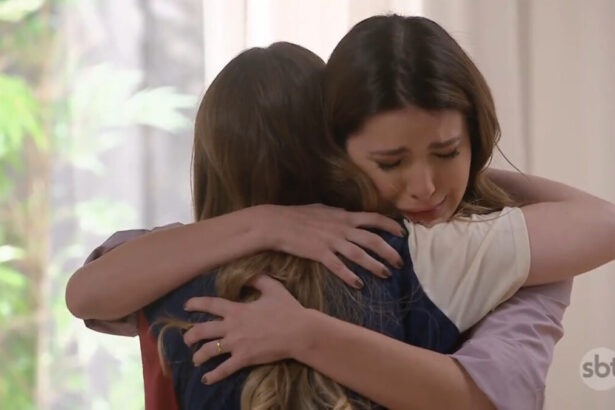 Sophia Valverde (Poliana) e Thaís Melchior (Luísa) em cena da novela Poliana Moça - capítulo exibido em 21 de abril