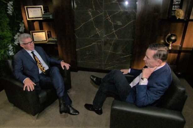 Pietro Petri e Roberto Cabrini sentados frente a frente, durante entrevista para o Câmera Record