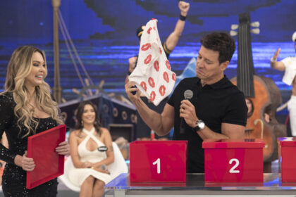 Rodrigo faro levantando uma cueca com uma das mãos em trecho do quadro vai dar namoro, no programa hora do faro