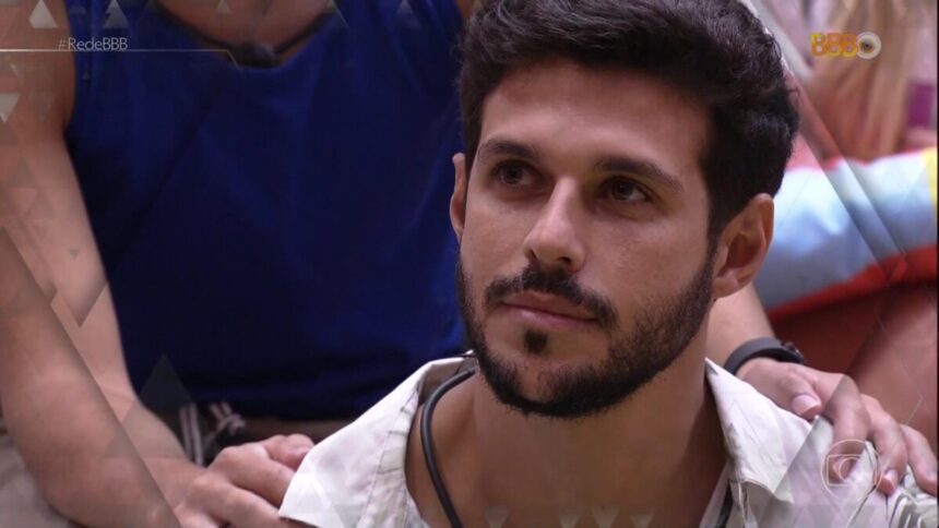 Rodrigo Mussi sentado no chão da casa do BBB 22