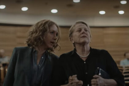 Camila Morgado e Lucinha Lins de braços dados em um tirbunal