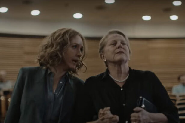 Camila Morgado e Lucinha Lins de braços dados em um tirbunal