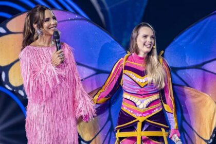 Ivete sangalo e thaeme no cenário do the masked singer brasil