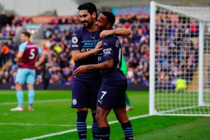 Jogadores do Manchester City comemorando gol, em jogo pela Premier League