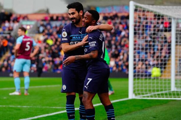 Jogadores do Manchester City comemorando gol, em jogo pela Premier League
