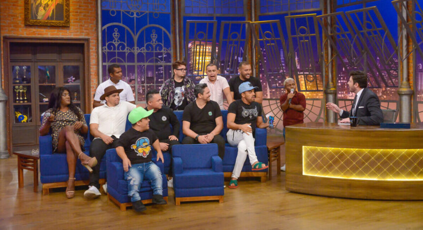 Participantes do Tiru House Comedy, ao lado de Danilo Gentili, nos estúdios do The Noite