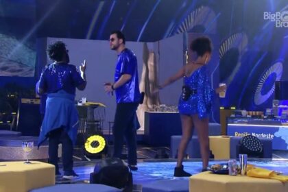 Douglas de frente para Gustavo com o dedo apontado. Do outro lado, Jessi dançando com Scooby.