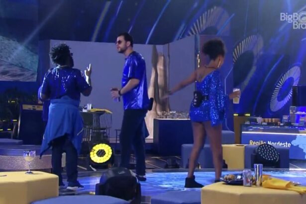 Douglas de frente para Gustavo com o dedo apontado. Do outro lado, Jessi dançando com Scooby.