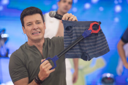 Rodrigo faro fazendo cara de nojo, ao segurar uma cueca durante trecho do quadro vai dar namoro, no hora do faro