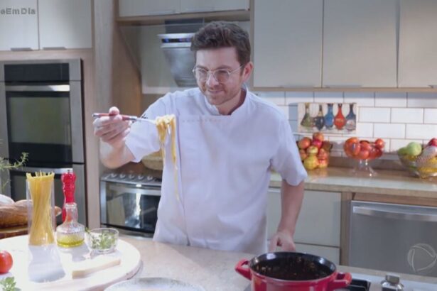 Guga Rocha provando macarão em quadro de receitas do Hoje em Dia