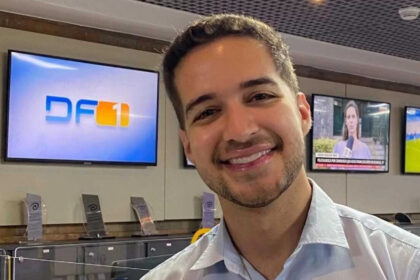 Gabriel Luiz em foto posada na redação de jornalismo da Globo Brasília