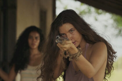 Juma aponta arma para jovem em cena da novela pantanal