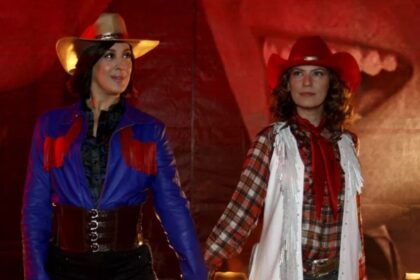Flora (Patrícia Pillar) e Donatela (Claudia Raia) com a dupla Faísca & Espoleta na novela A Favorita