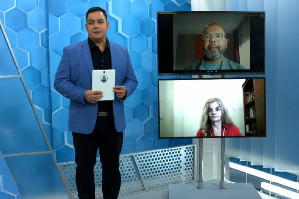 Eduardo Miranda, em trecho do Aparecida Dabate, em frente ao telão com a participação dos convidados via videoconferência