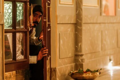 Dev Patel em trecho do filme Atentado Ao Hotel Taj Mahal, exibido pela TV Globo no Cinema Especial