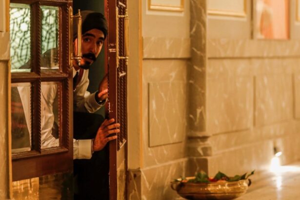 Dev Patel em trecho do filme Atentado Ao Hotel Taj Mahal, exibido pela TV Globo no Cinema Especial