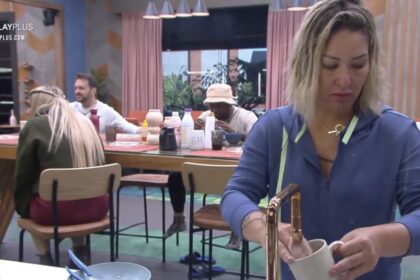 Baronesa na cozinha do Power Couple lavando louça.