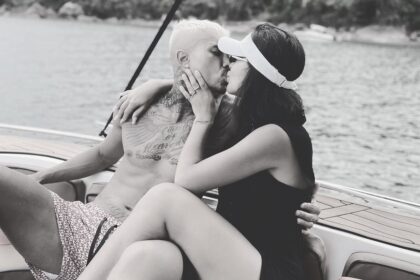 MC Livinho e Byanca Gabarron se beijando em uma foto preto e branco