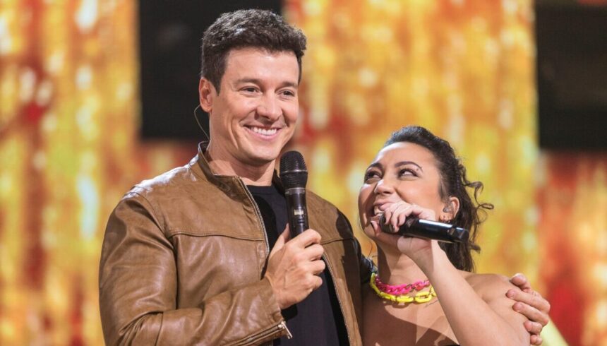 Rodrigo Faro logo após a apresentação de uma participante no Canta Comigo