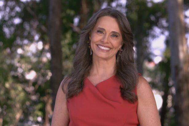 Carla Vilhena com uma roupa vermelha em trecho do especial Nossas Mães