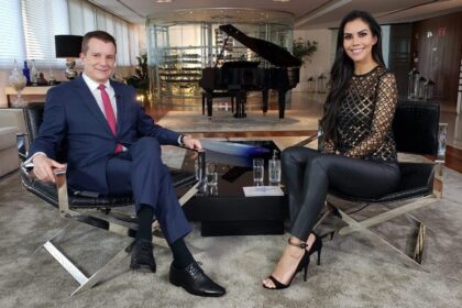 Celso Russomanno ao lado de Daniela Albuquerque em trecho da entrevista para o Sensacional