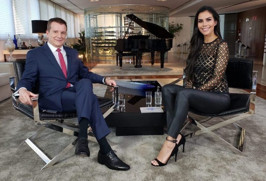 Celso Russomanno ao lado de Daniela Albuquerque em trecho da entrevista para o Sensacional