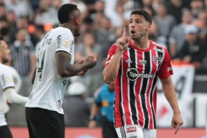 Jogadores de são paulo e corinthians discutindo em campo, durante o clássico pelo brasileirão