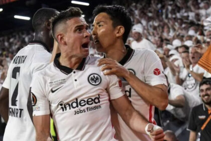 Jogadores do eintracht frankfurt comemorando gol pela final da liga europa