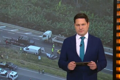 Eleandro passaia nos estúdios do cidade alerta, com uma ficha nas mãos e em frente ao telão