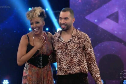 Gil do vigor ao lado de sua parceira na dança dos famosos