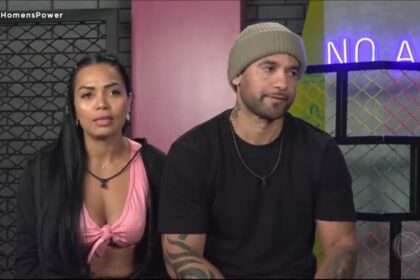 Elieza ao lado de Hadballa sentados na cabine de depoimentos do Power Couple Brasil.