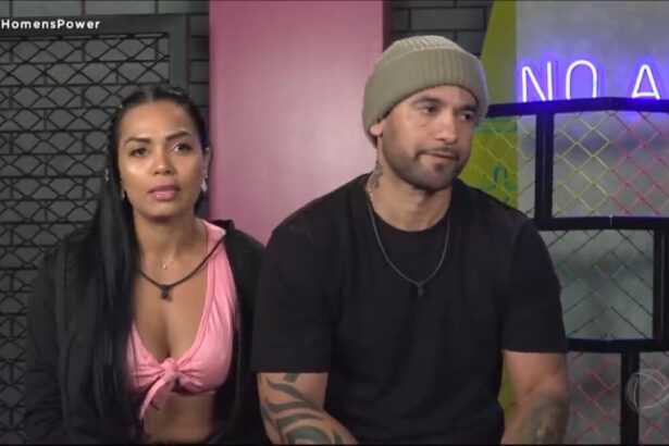 Elieza ao lado de Hadballa sentados na cabine de depoimentos do Power Couple Brasil.