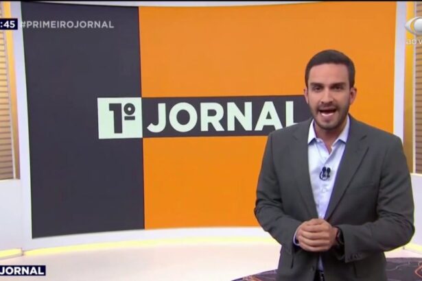 João Paulo Vergueiro nos estúdios do 1º jornal, em frente ao telão