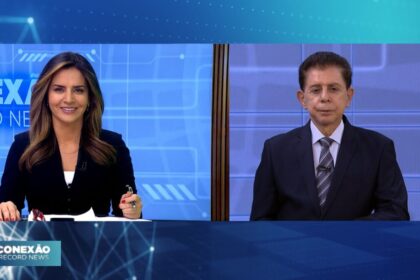 Kelly Godoy e Heródoto Barbeiro dividindo tela na Record News, durante a estreia do Conexão Record News
