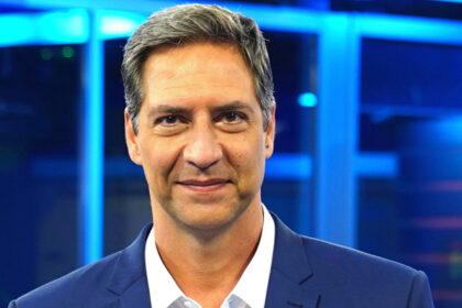 Luís Ernesto Lacombe no cenário do RedeTV! News