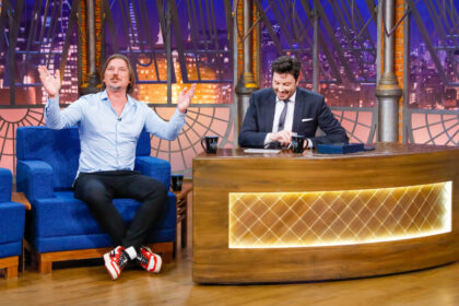 Luka Peros de braços abertos, sentando ao lado de Danilo Gentili nos estúdios do The Noite