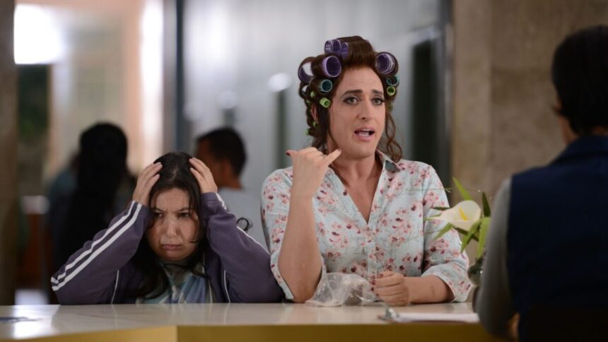 Mariana Xavier (Marcelina) e Paulo Gustavo (Dona Hermínia) em trecho do filme Minha Mãe é Uma Peça