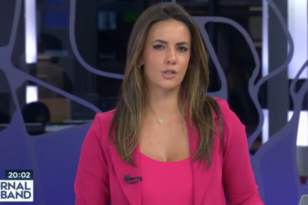 Paloma Tocci com uma roupa rosa em trecho do Jornal da Band
