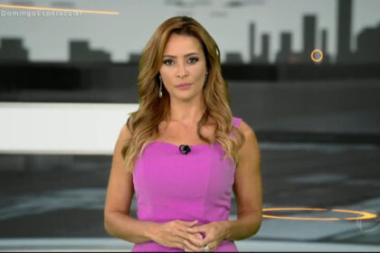 Patrícia costa utilizando um vestido roxo nos estúdios do domingo espetacular