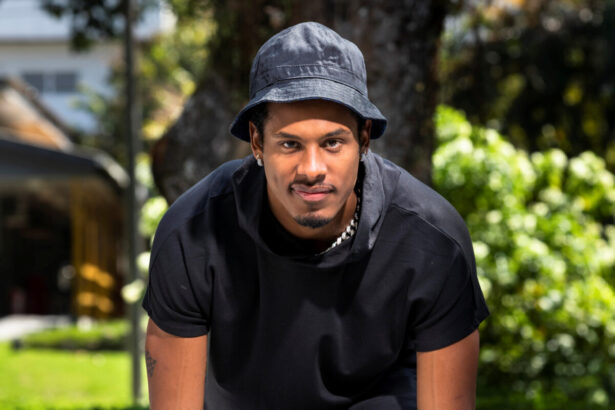 Paulo André em foto posada fazendo a pose de largada nas provas do atletismo