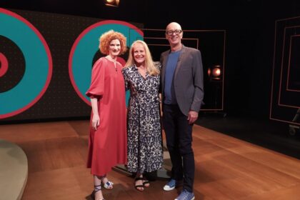 Lucinha Lins, abraçada com os apresentadores Atilio Bari e Chris Maksud, nos estúdios do Persona