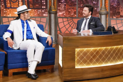 Rodrigo Teaser, caracterizado como Michael Jackson, sentado nos estúdios do The Noite, ao lado de Danilo Gentili