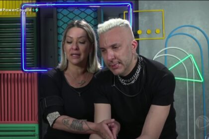 Rogério e baronesa de mãos dadas após a desistência