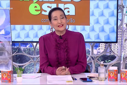 Sonia abrão sentada na bancada do a tarde é sua
