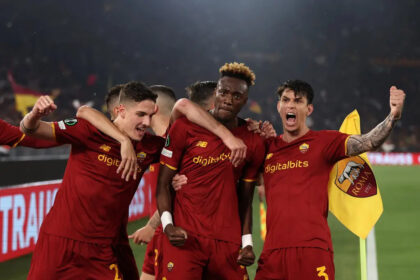 Jogador Thammy comemorando um gol com a camisa do Roma