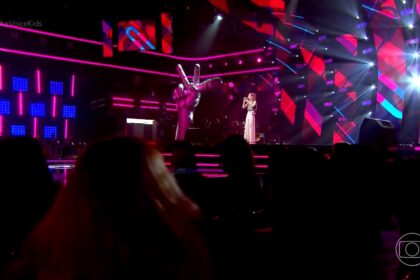 Candidata do último dia de audições às cegas se apresenta no palco do the voice kids 2022