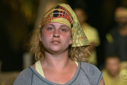 Verônica, da tribo sol, sentada no portal de eliminação, no reality no limite