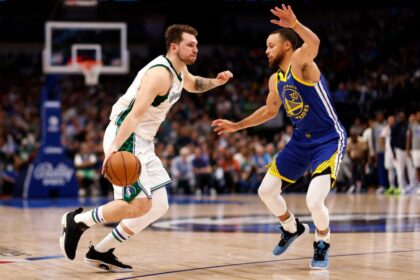 Luka Doncic e Stephen Curry, disputando bola no duelo entre Golden State Warriors e Dallas Mavericks pela NBA